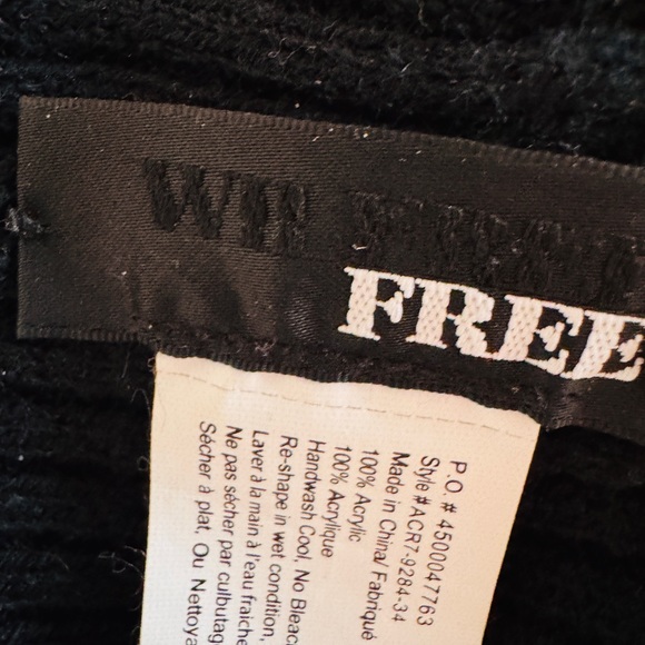 Free (Aritzia) infinity scarf - Picture 5 of 6